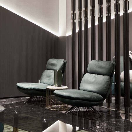 Moderne Italiaanse luxe lounge stoel met geborsteld zwarte titaniumbasis - ideaal voor eigentijdse woonkamers en kantoren