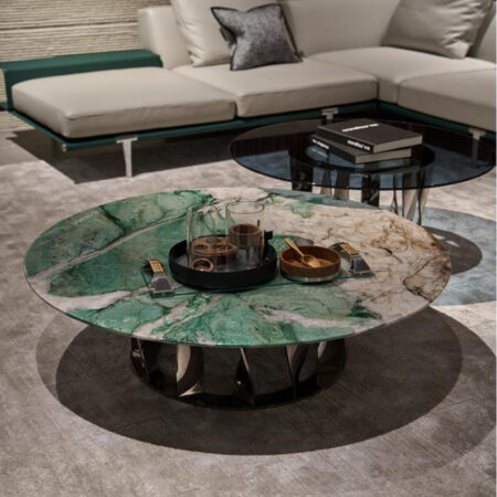 Elegante tavolino in marmo a motivi smeraldi sul tappeto