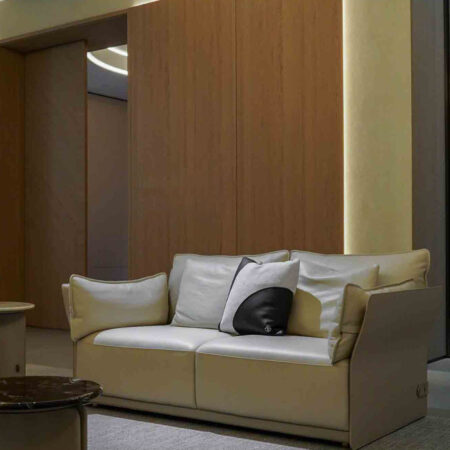 Moderna spaziosa area salotto con elegante divano sezionale