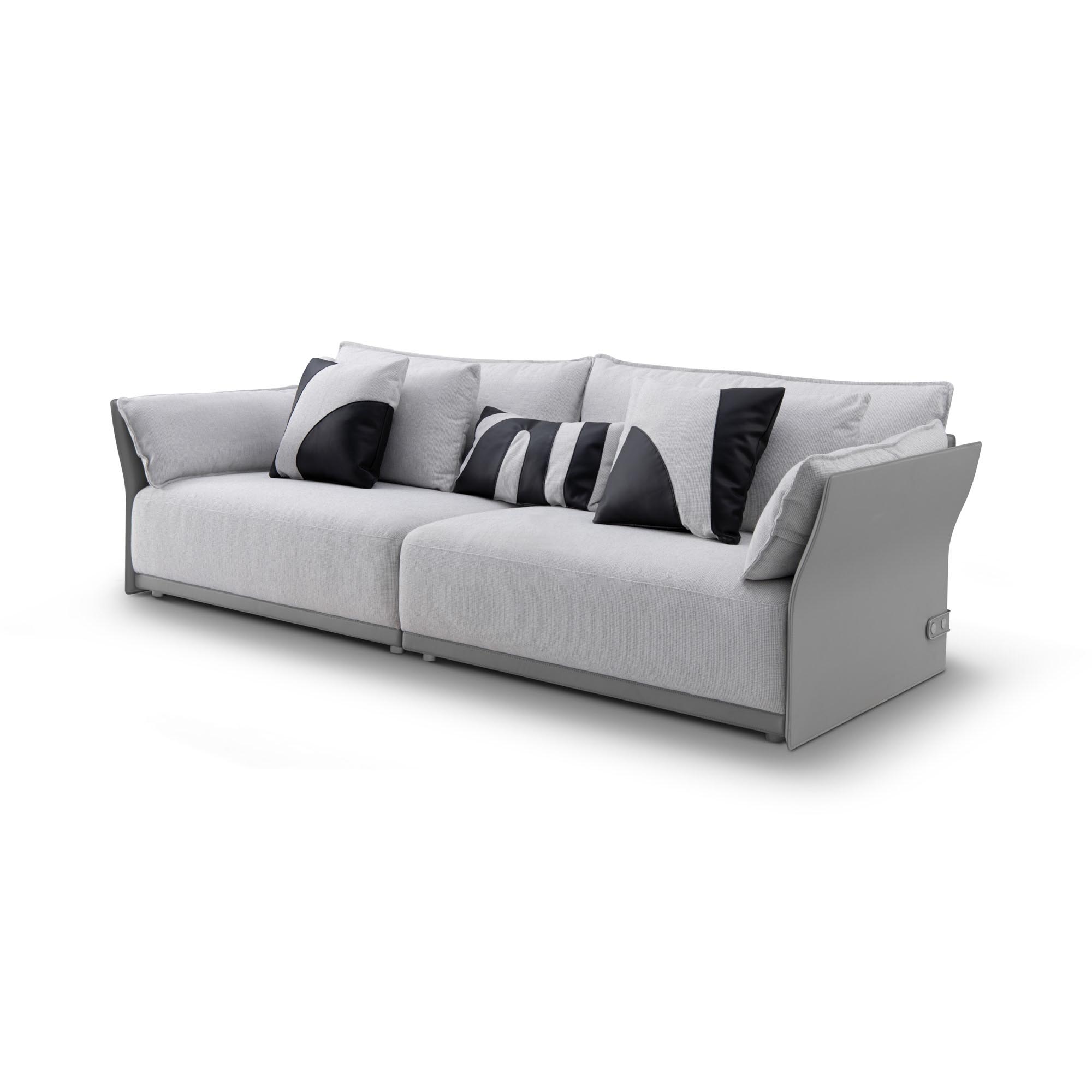 Vista laterale di un divano a tre posti, evidenziando le sue linee lisce e la forma del bracciolo.