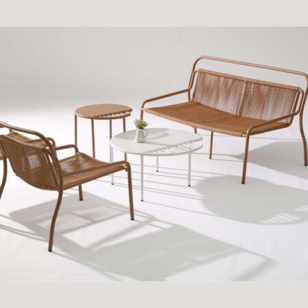 Oranje moderne industriële buitenkoffentafel met lattenontwerp in de showroom