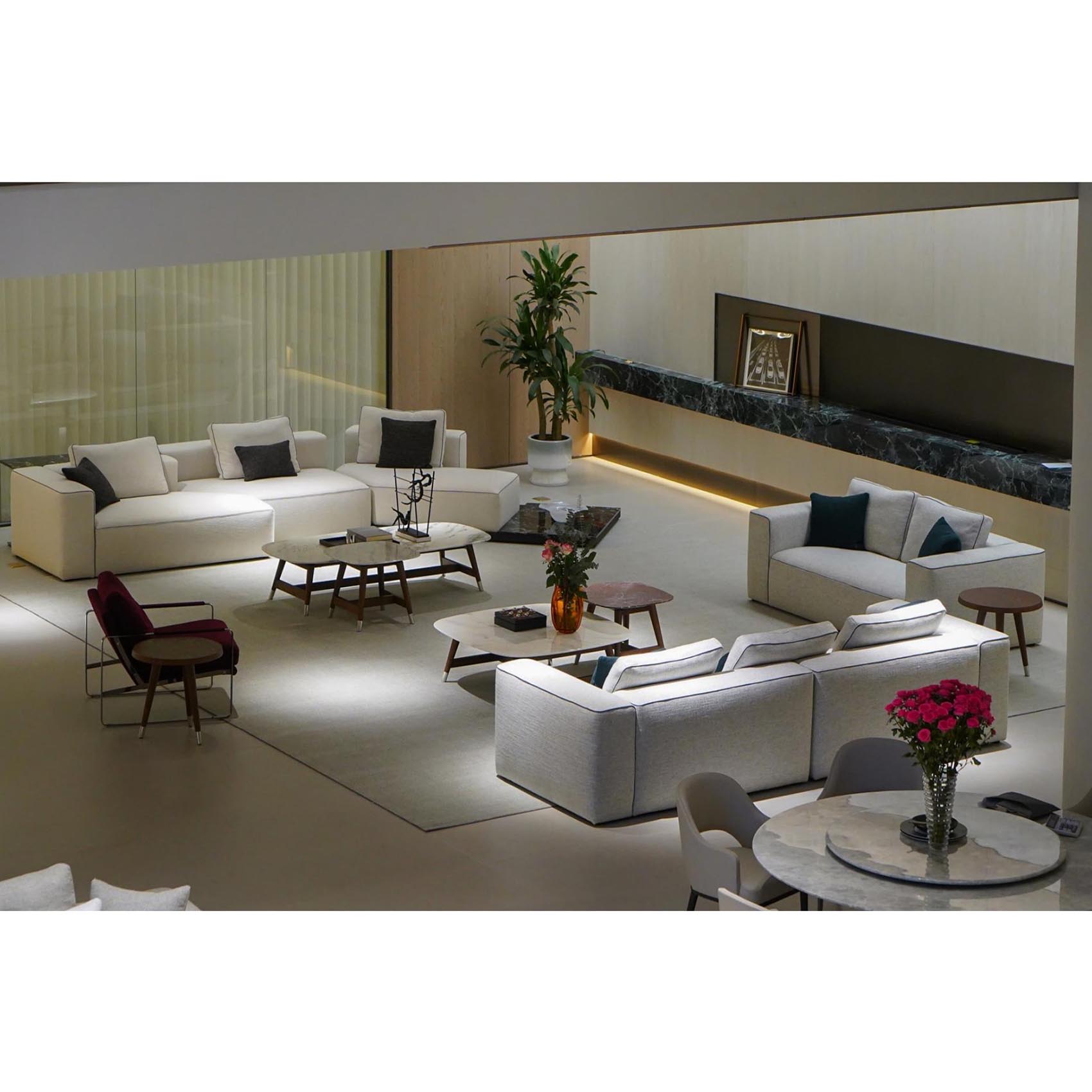 Weitwinkelansicht des neuen Showrooms von Maystopia, präsentiert mehrere Möbelsets und Dekor im italienischen Stil.