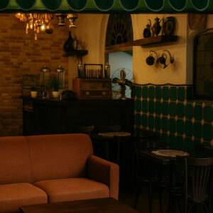 Maillard-Stoffsofas im modernen Vintage-Design-Restaurant